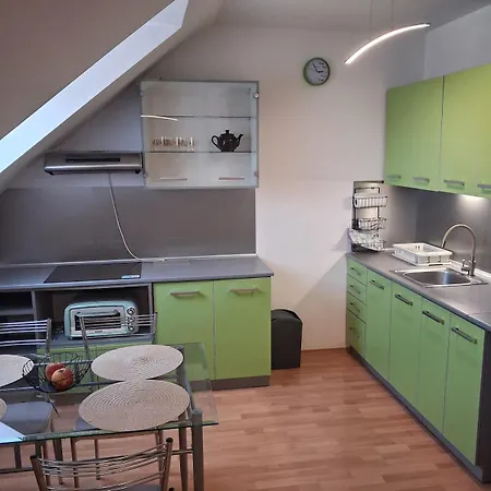 Cozy Maisonette In With Free Parking Διαμέρισμα Νίτρα