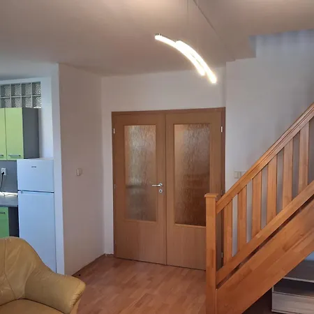 Cozy Maisonette In With Free Parking Διαμέρισμα Νίτρα